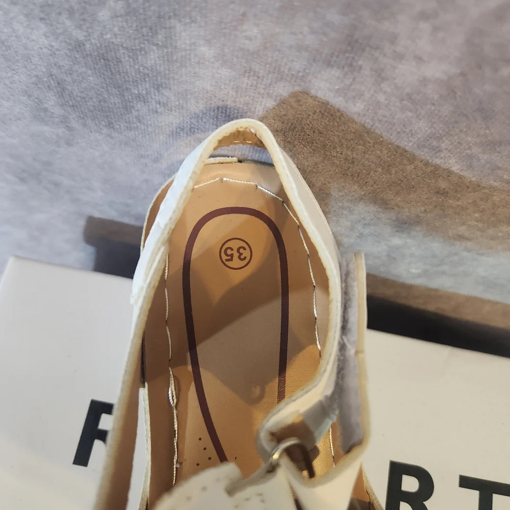 Report Kids White Velcro Strap Sandals‎ Size 35/US 3.5